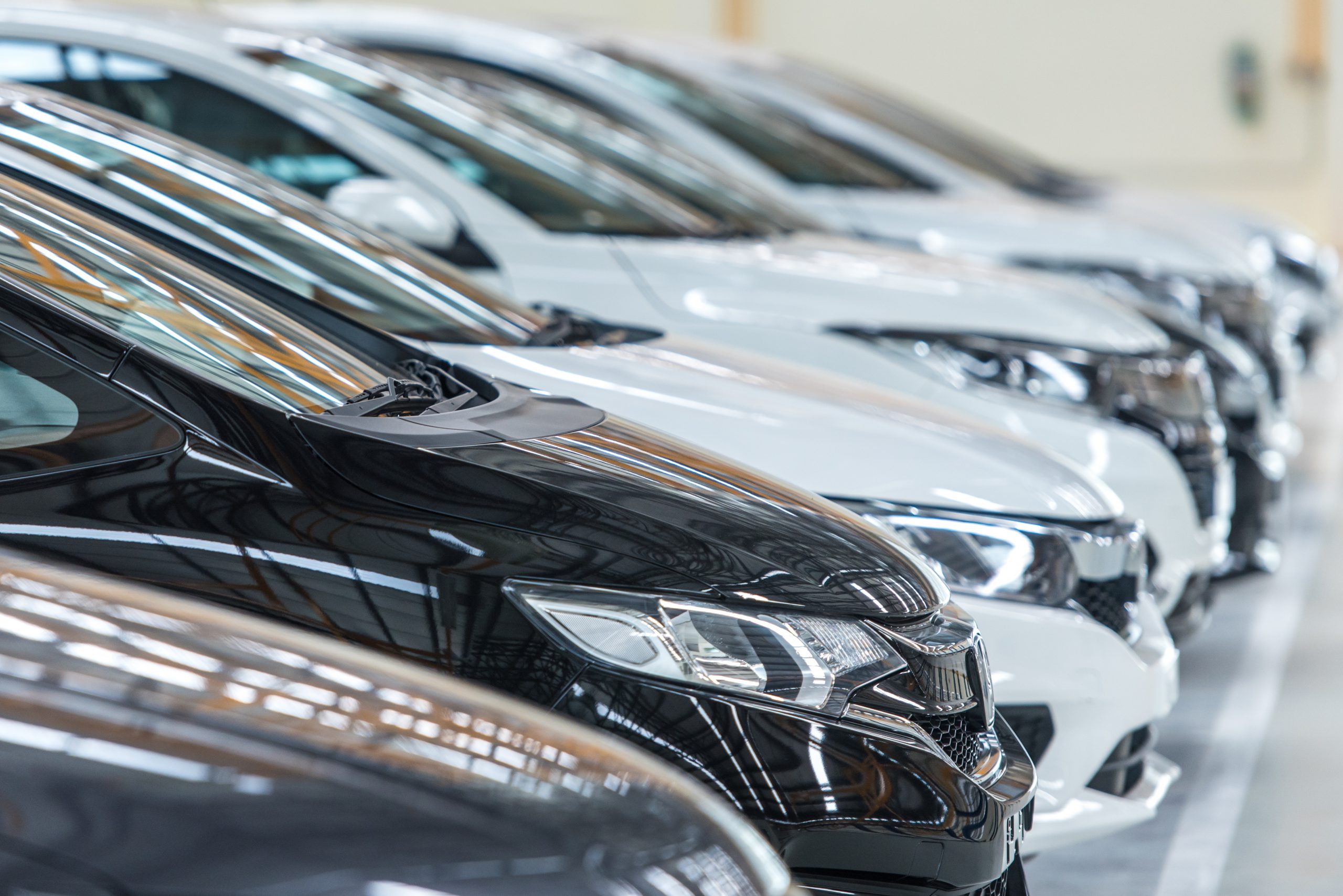 autos-en-venta-stock-lot-row-inventario-del-concesionario-de-automoviles parking parque islas canarias